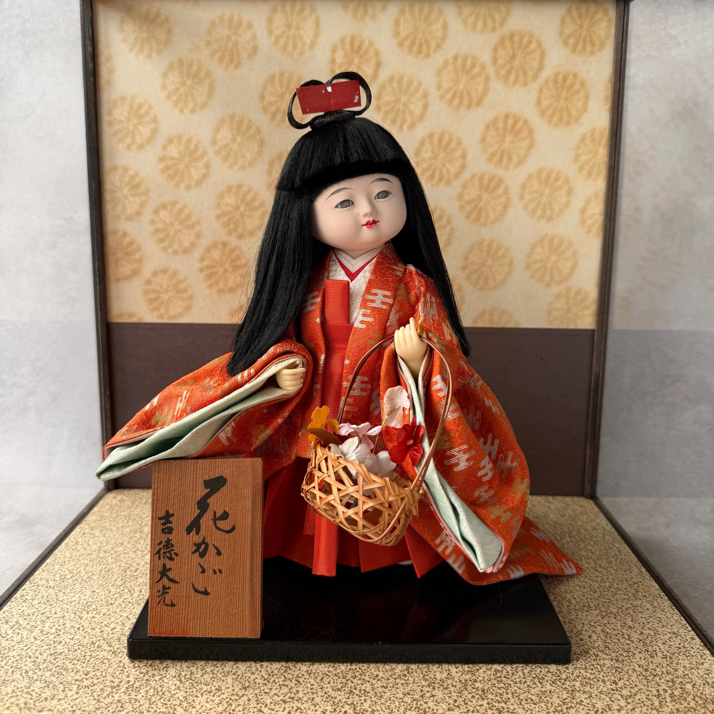 Poupée Ichimatsu japonaise vintage « Hanakago » – Yoshitoku Taikou, années 1970 – Vitrine en acrylique incluse
