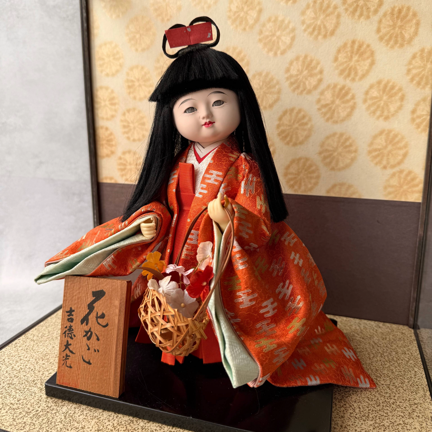 Poupée Ichimatsu japonaise vintage « Hanakago » – Yoshitoku Taikou, années 1970 – Vitrine en acrylique incluse