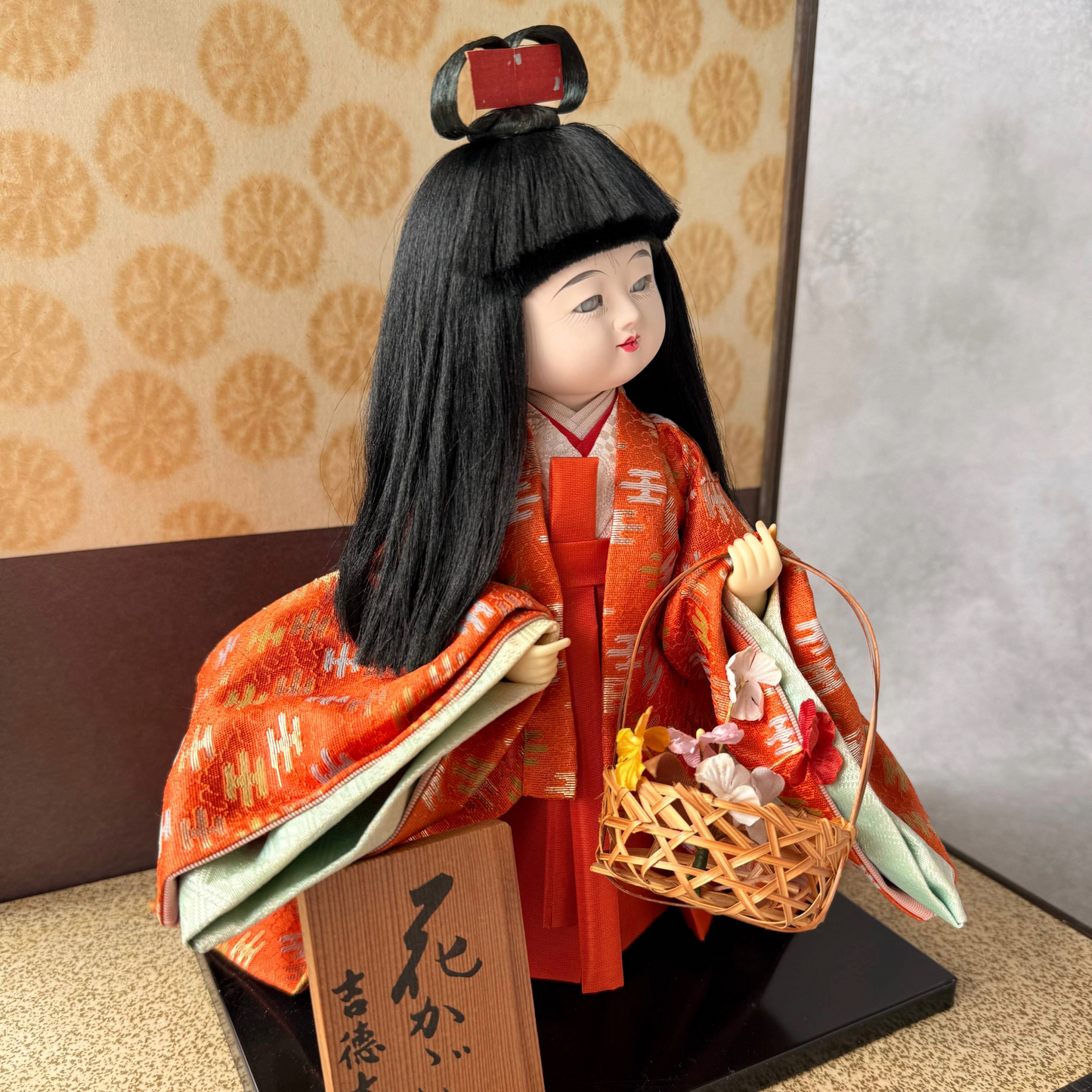 Poupée Ichimatsu japonaise vintage « Hanakago » – Yoshitoku Taikou, années 1970 – Vitrine en acrylique incluse
