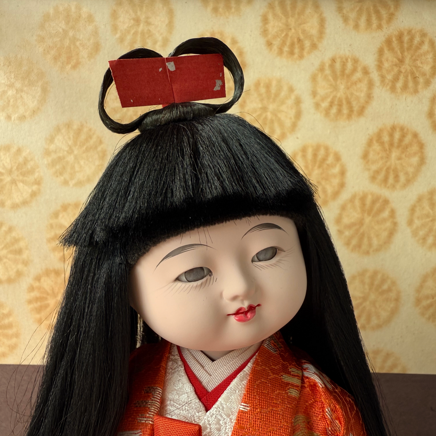 Poupée Ichimatsu japonaise vintage « Hanakago » – Yoshitoku Taikou, années 1970 – Vitrine en acrylique incluse