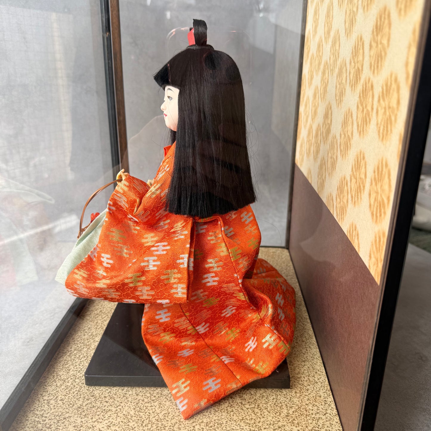 Poupée Ichimatsu japonaise vintage « Hanakago » – Yoshitoku Taikou, années 1970 – Vitrine en acrylique incluse